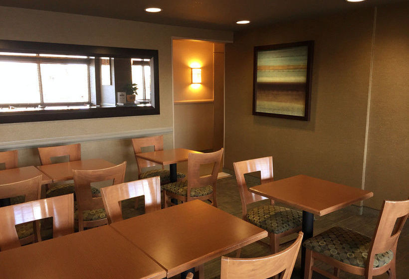 Hotel Quality Inn & Suites P.E. Trudeau Airport | Montreal | Quebec | Canada 13