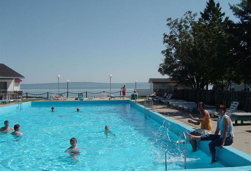 Hotel La Roche Pleureuse | Isle aux Coudres | Quebec | Canada 19