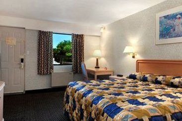 Hotel Super 8 by Wyndham Niagara Falls North | Niagara Falls | Ontario | Canada 1