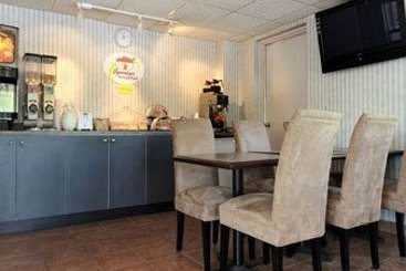 Hotel Super 8 by Wyndham Niagara Falls North | Niagara Falls | Ontario | Canada 4