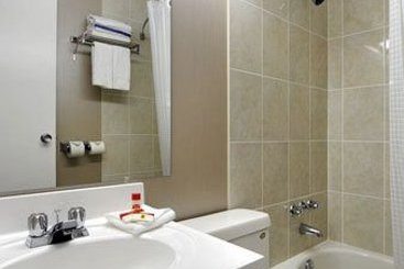 Hotel Super 8 by Wyndham Niagara Falls North | Niagara Falls | Ontario | Canada 6