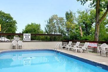 Hotel Super 8 by Wyndham Niagara Falls North | Niagara Falls | Ontario | Canada 7