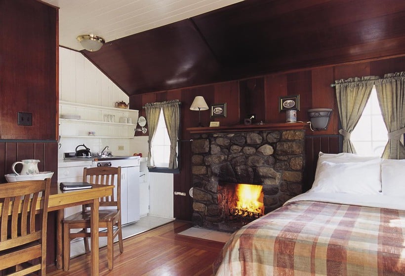 Coast Pyramid Lake Resort | Jasper | Alberta | Canada 18