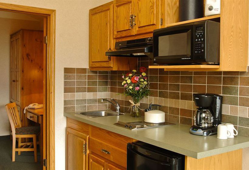 Coast Pyramid Lake Resort | Jasper | Alberta | Canada 5