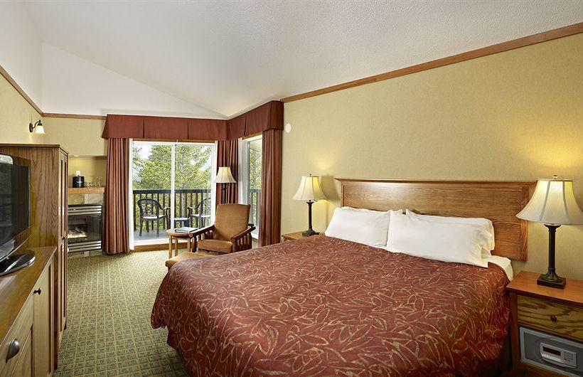 Coast Pyramid Lake Resort | Jasper | Alberta | Canada 7