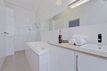 Broadbeach Travel Inn Apartments | Broadbeach | Queensland | Australia 6