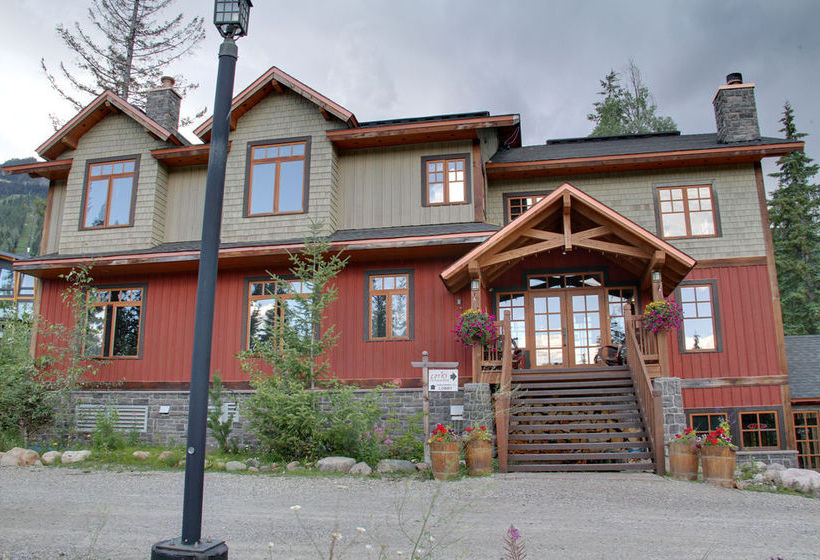 Hotel Copper Horse Lodge At Kicking Horse Golden