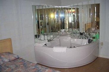 Hotel Ritz Inn Niagara & Wedding Chapel | Niagara Falls | Ontario | Canada 15