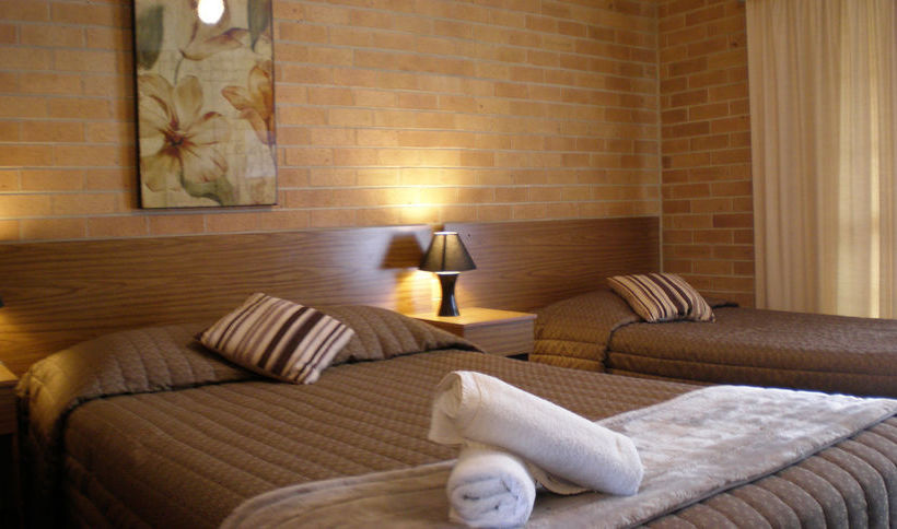 Motel White Lanterns