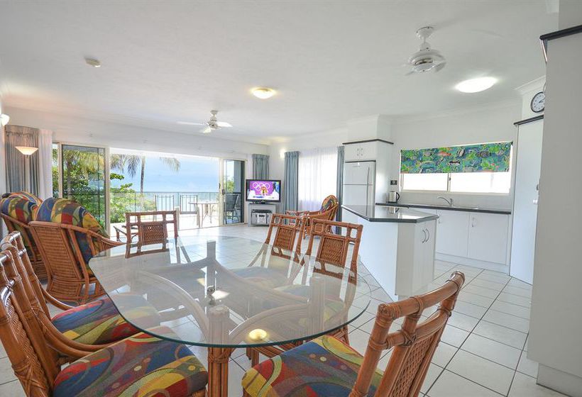 Hotel Beachfront On Trinity Beach Apartments