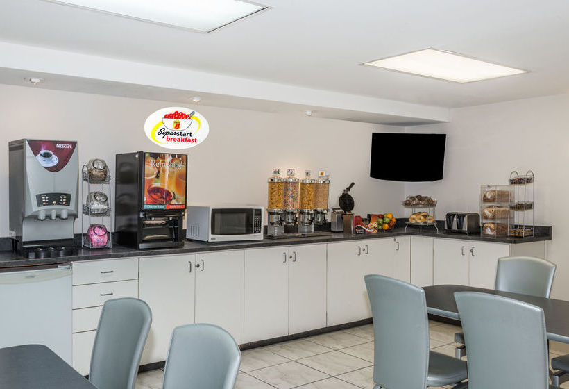 Hotel Super 8 Downtown Toronto | Toronto | Ontario | Canada 1