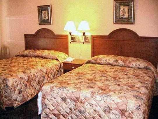 Hotel Econo Lodge Inn & Suites Pembroke | Pembroke | Ontario | Canada 9