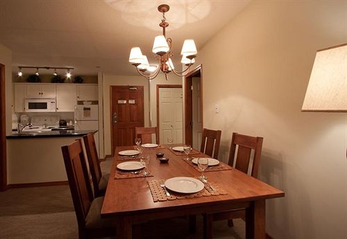 Hotel Raintrees Whiski Jack The Aspens | Whistler | British Columbia | Canada 11