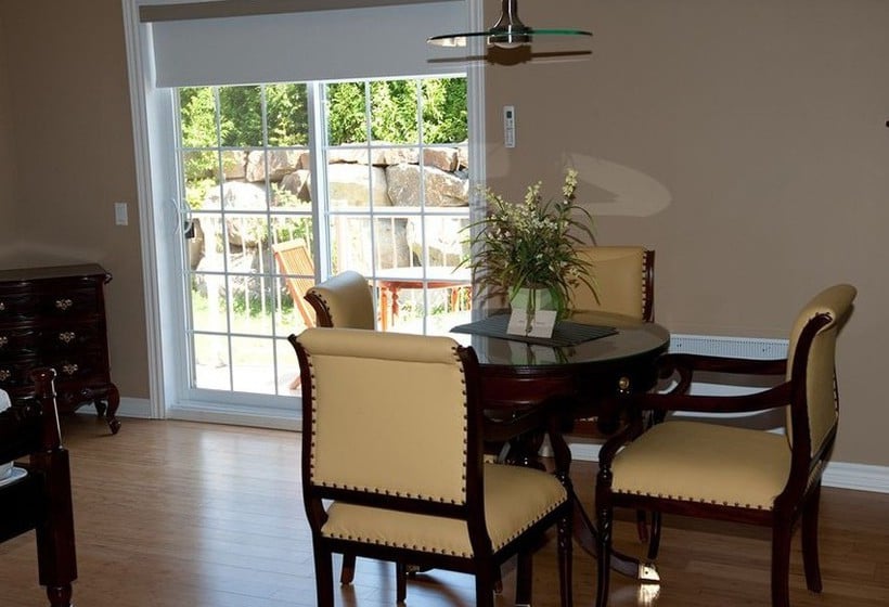 Hôtel St-Sauveur | Piedmont | Quebec | Canada 13