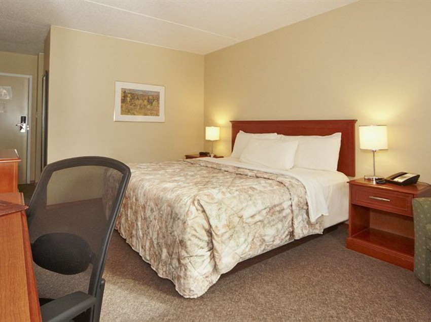Hotel Colonial Square Inn And Suites | Saskatoon | Saskatchewan | Canada 10