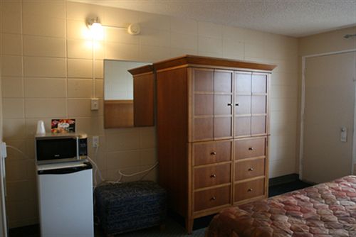 Derrick Motel | Edmonton | Alberta | Canada 3