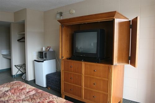 Derrick Motel | Edmonton | Alberta | Canada 5