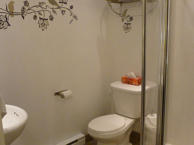 Bed and Breakfast Gingerbread Manor | Montreal | Quebec | Canada 11