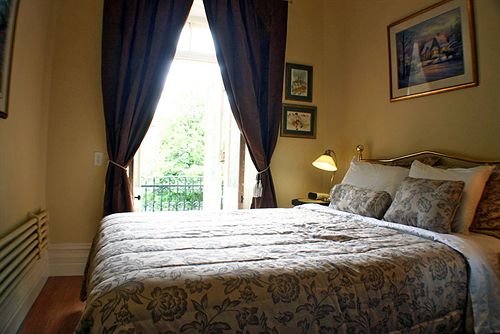 Bed and Breakfast Gingerbread Manor | Montreal | Quebec | Canada 12