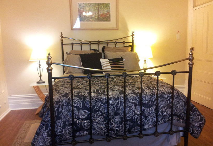 Bed and Breakfast Gingerbread Manor | Montreal | Quebec | Canada 4