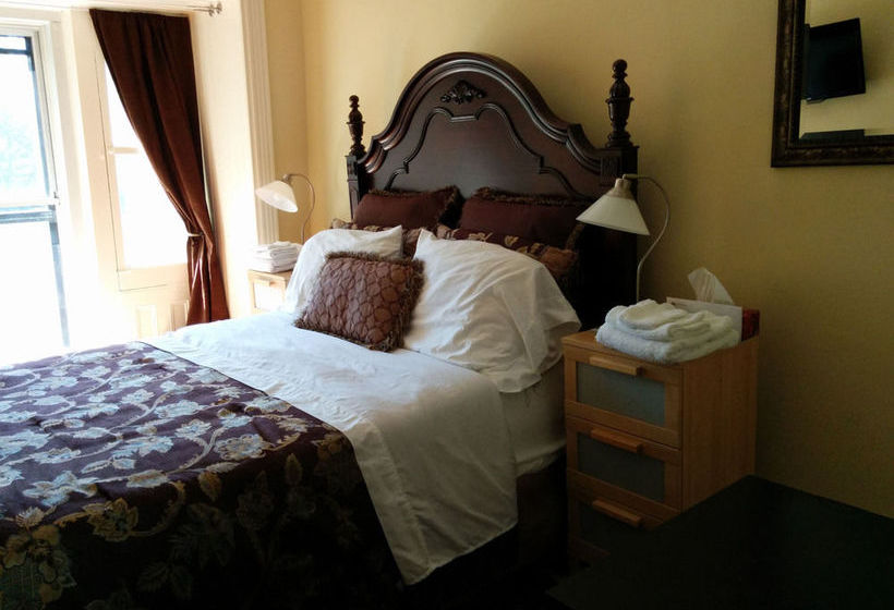 Bed and Breakfast Gingerbread Manor | Montreal | Quebec | Canada 5