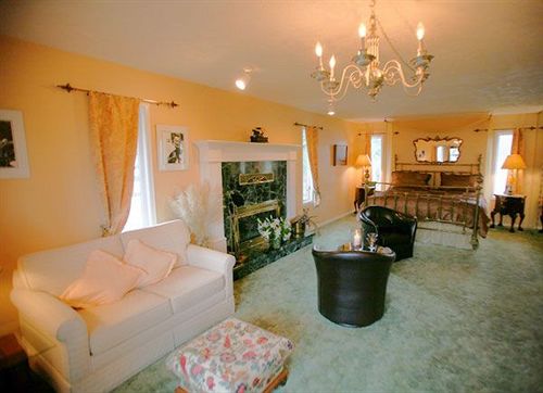 Bed and Breakfast Hemingway's By The Sea | Victoria | British Columbia | Canada 13