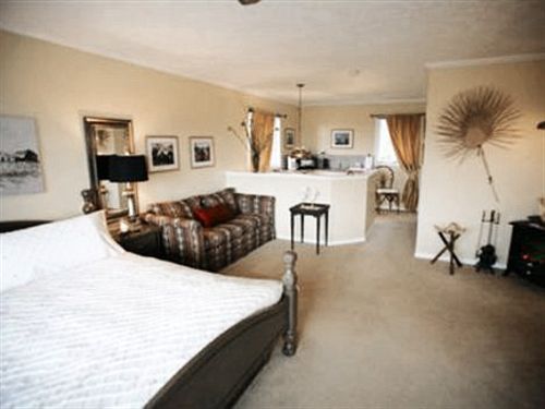 Bed and Breakfast Hemingway's By The Sea | Victoria | British Columbia | Canada 3