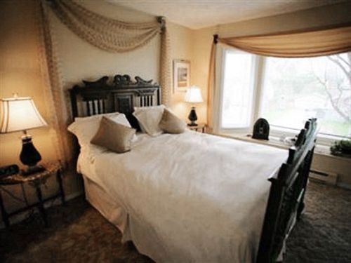 Bed and Breakfast Hemingway's By The Sea | Victoria | British Columbia | Canada 4