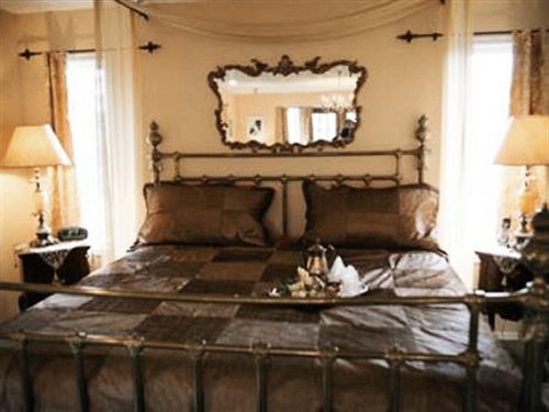 Bed and Breakfast Hemingway's By The Sea | Victoria | British Columbia | Canada 8