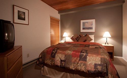 Hotel Whiski Jack At Creekside | Whistler | British Columbia | Canada 5