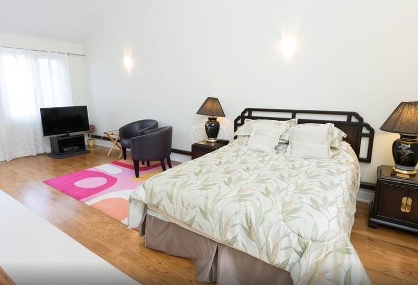 Clinton and Bloor Bed & Breakfast