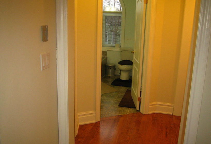 Clinton and Bloor Bed & Breakfast | Toronto | Ontario | Canada 1