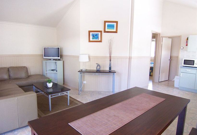 Hotel Blue Dolphin Holiday Resort | Yambayamba | New South Wales | Australia