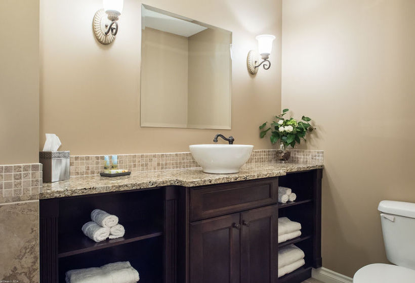 Hotel The Castle At Swan Lake | Vernon | British Columbia | Canada 1