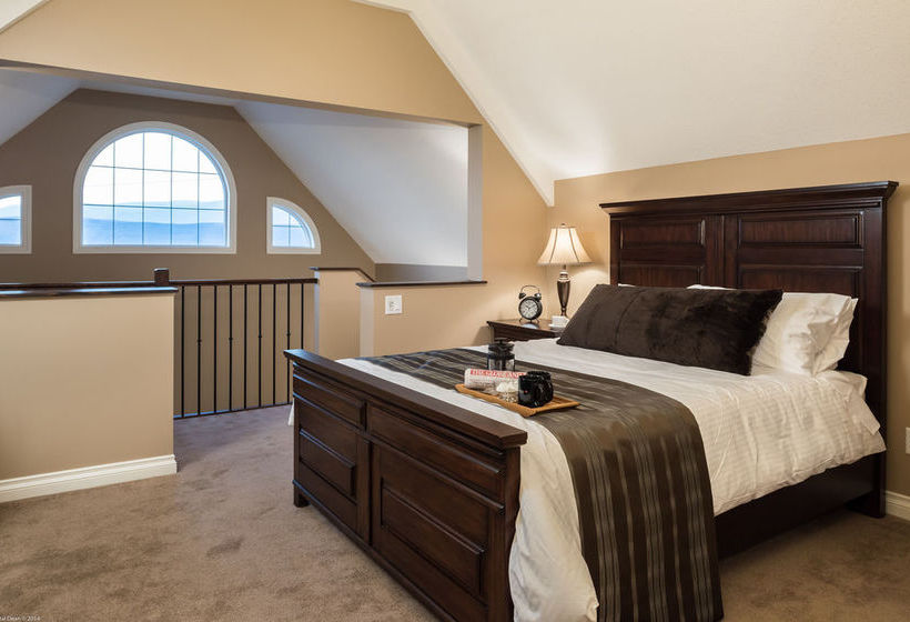 Hotel The Castle At Swan Lake | Vernon | British Columbia | Canada 12