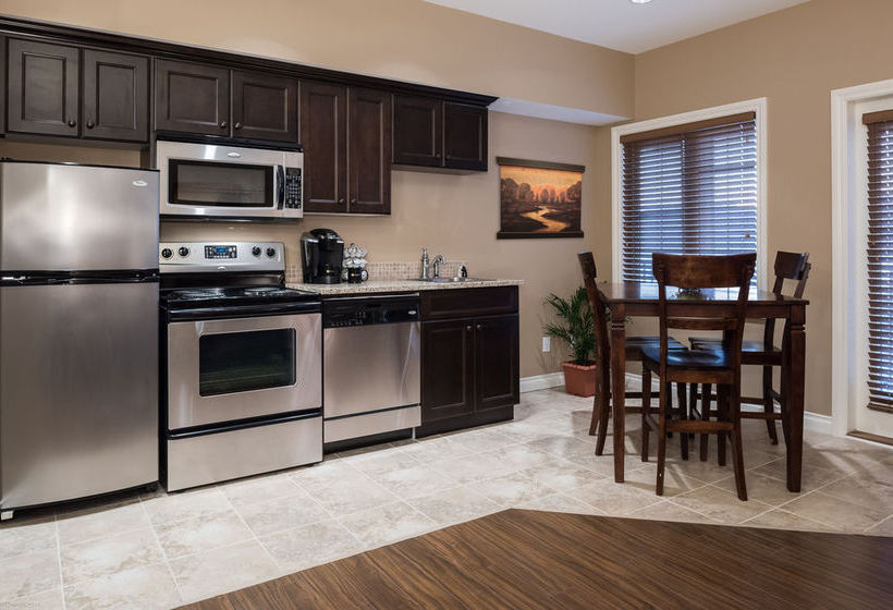 Hotel The Castle At Swan Lake | Vernon | British Columbia | Canada 14