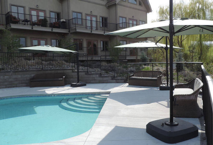 Hotel The Castle At Swan Lake | Vernon | British Columbia | Canada 3