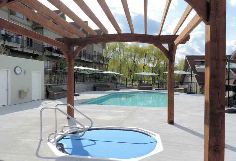 Hotel The Castle At Swan Lake | Vernon | British Columbia | Canada 4