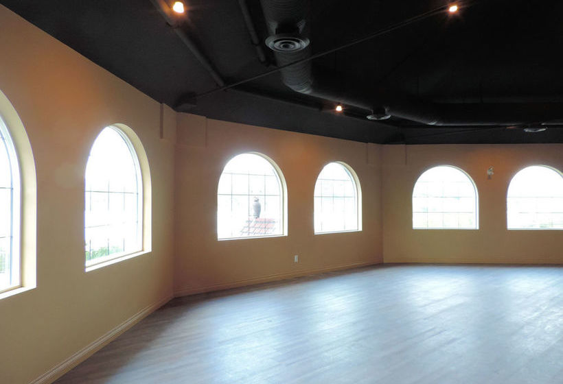 Hotel The Castle At Swan Lake | Vernon | British Columbia | Canada 5