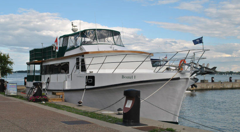 Bed and Breakfast Making Waves Boatel Toronto