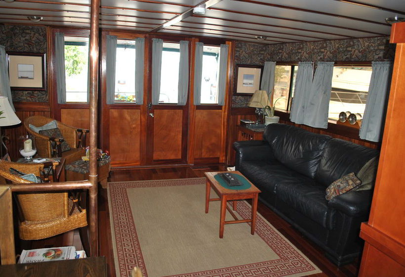 Bed and Breakfast Making Waves Boatel | Toronto | Ontario | Canada 1