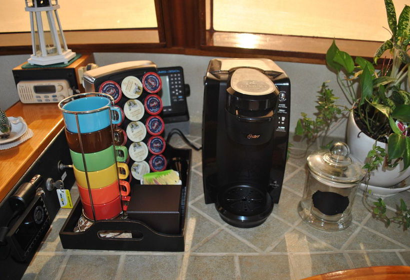 Bed and Breakfast Making Waves Boatel | Toronto | Ontario | Canada 12