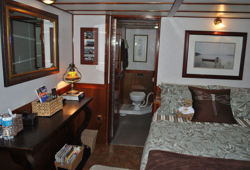 Bed and Breakfast Making Waves Boatel | Toronto | Ontario | Canada 14