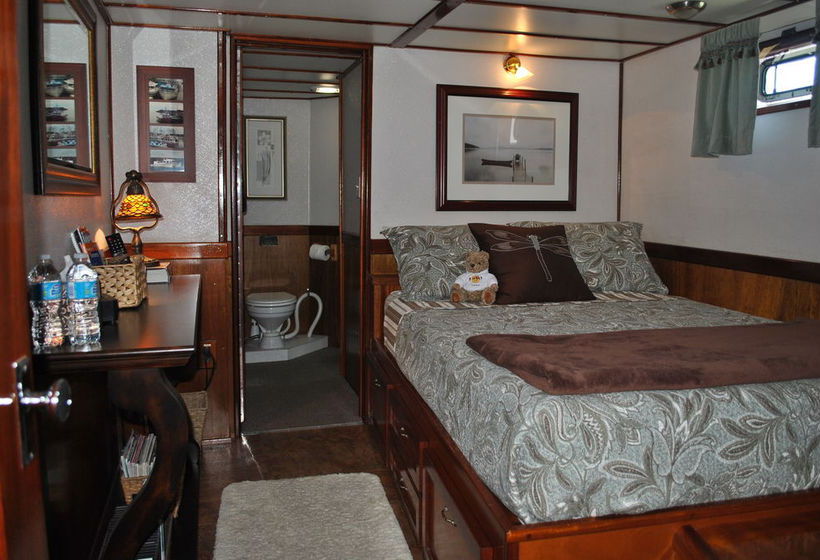 Bed and Breakfast Making Waves Boatel | Toronto | Ontario | Canada 16