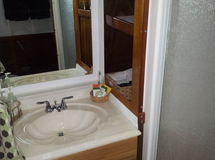 Bed and Breakfast Making Waves Boatel | Toronto | Ontario | Canada 17