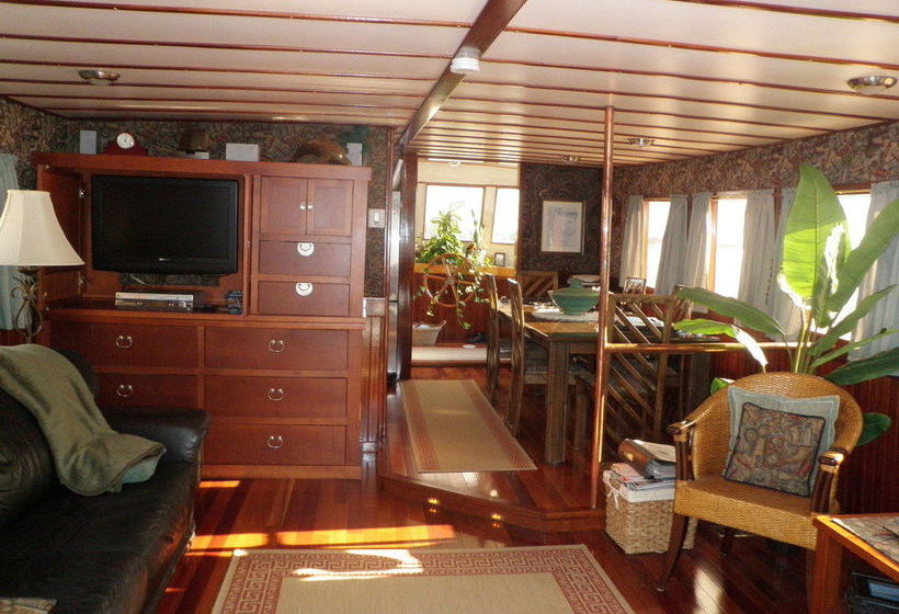 Bed and Breakfast Making Waves Boatel | Toronto | Ontario | Canada 2