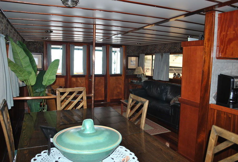 Bed and Breakfast Making Waves Boatel | Toronto | Ontario | Canada 3