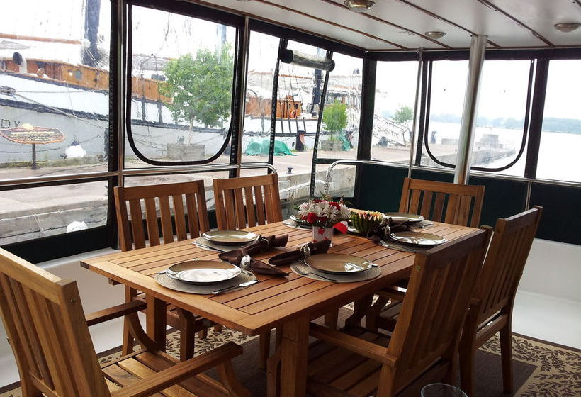 Bed and Breakfast Making Waves Boatel | Toronto | Ontario | Canada 6