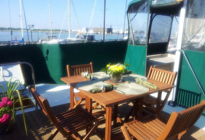 Bed and Breakfast Making Waves Boatel | Toronto | Ontario | Canada 8