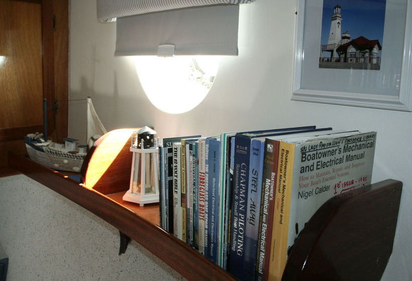 Bed and Breakfast Making Waves Boatel | Toronto | Ontario | Canada 9